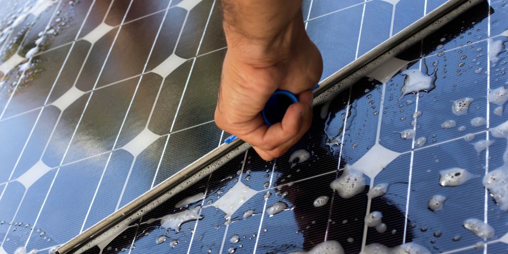 Hoe zonnepanelen schoonmaken