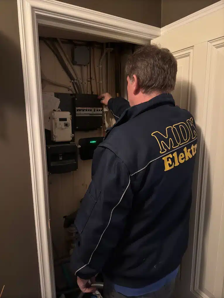 Elektricien van MDK Elektro controleert groepenkast in woning in Amsterdam
