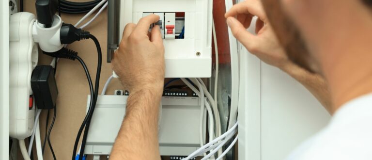 Elektricien werkt aan een zekeringkast tijdens een stroomstoring