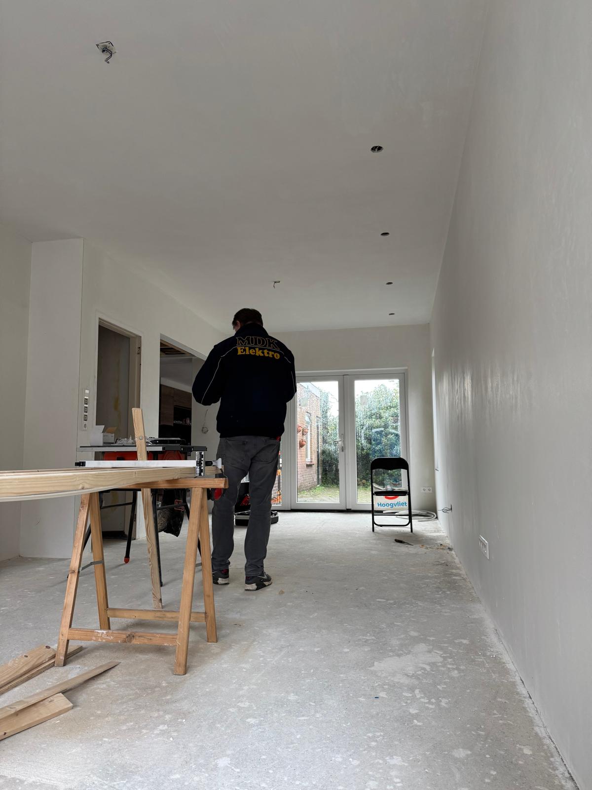 Renovatie elektricien bij nieuwbouw renovatie Amsterdam aan het werk